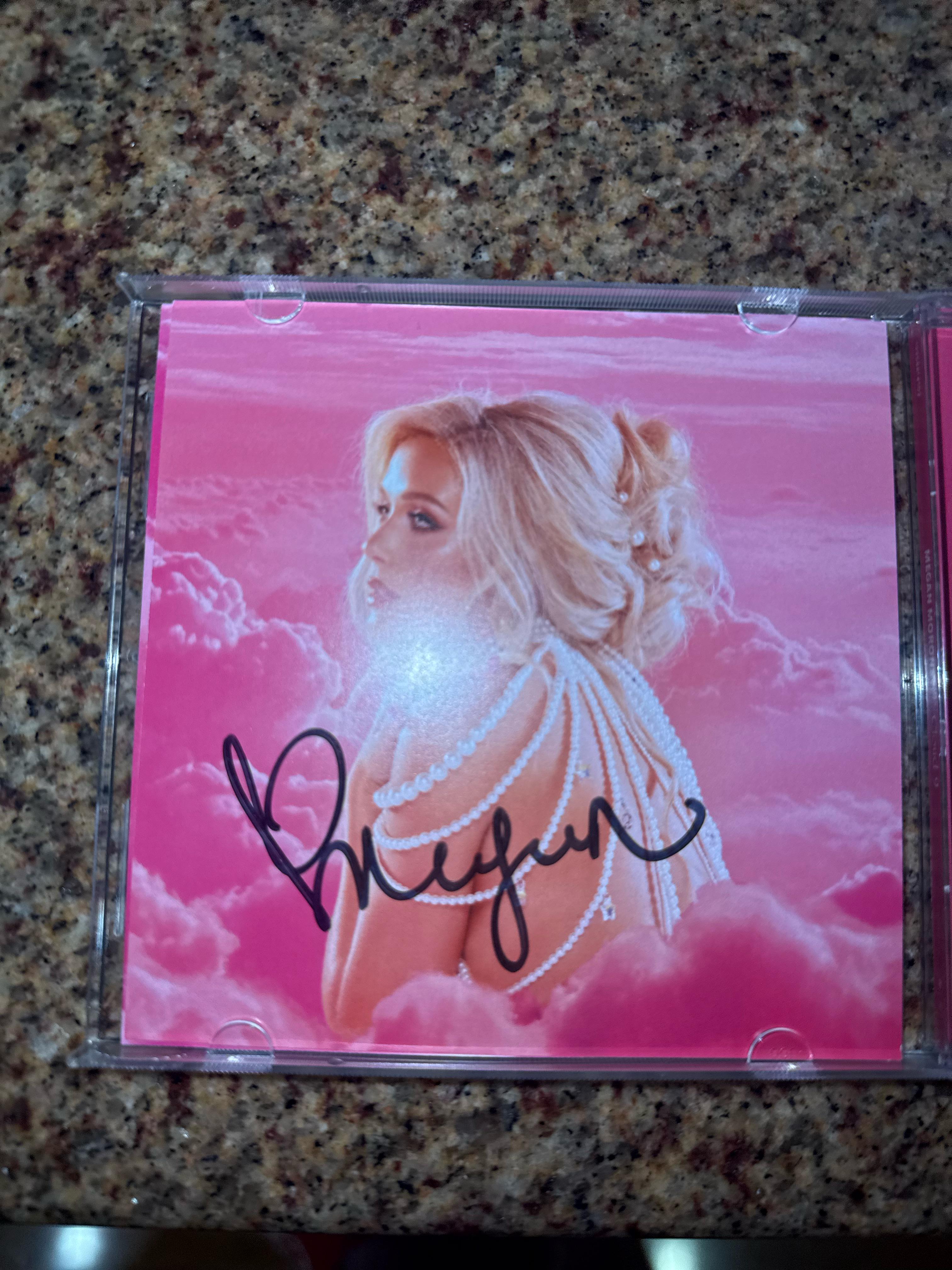 Is This Megan Moroney Autopen? : r/Autographs