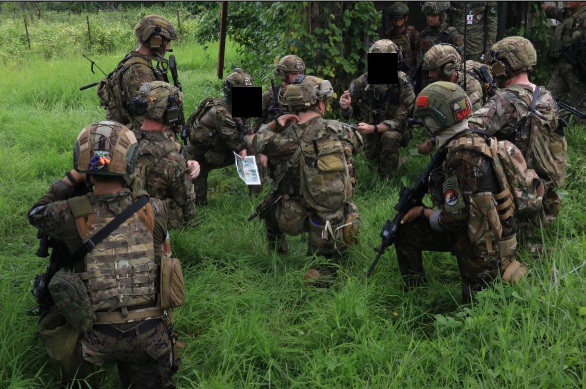 第75レンジャー連隊の隊員が🇵🇭スカウトレンジャーと訓練してる。 : r