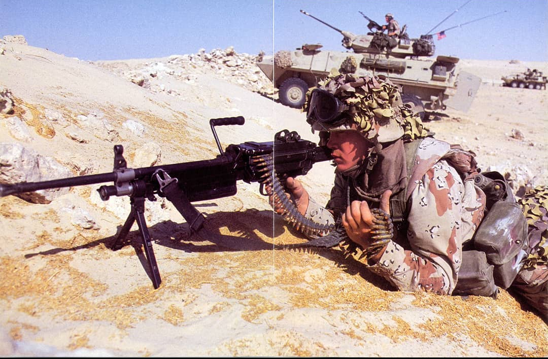湾岸戦争中の1991年のアメリカ海兵隊員、SAW m249を装備 [1080x708