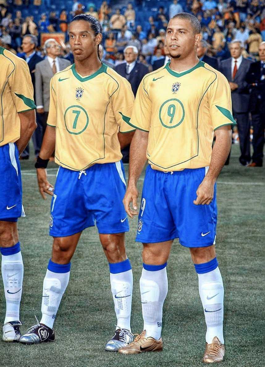 Ronaldinho and R9 : r/classicsoccer