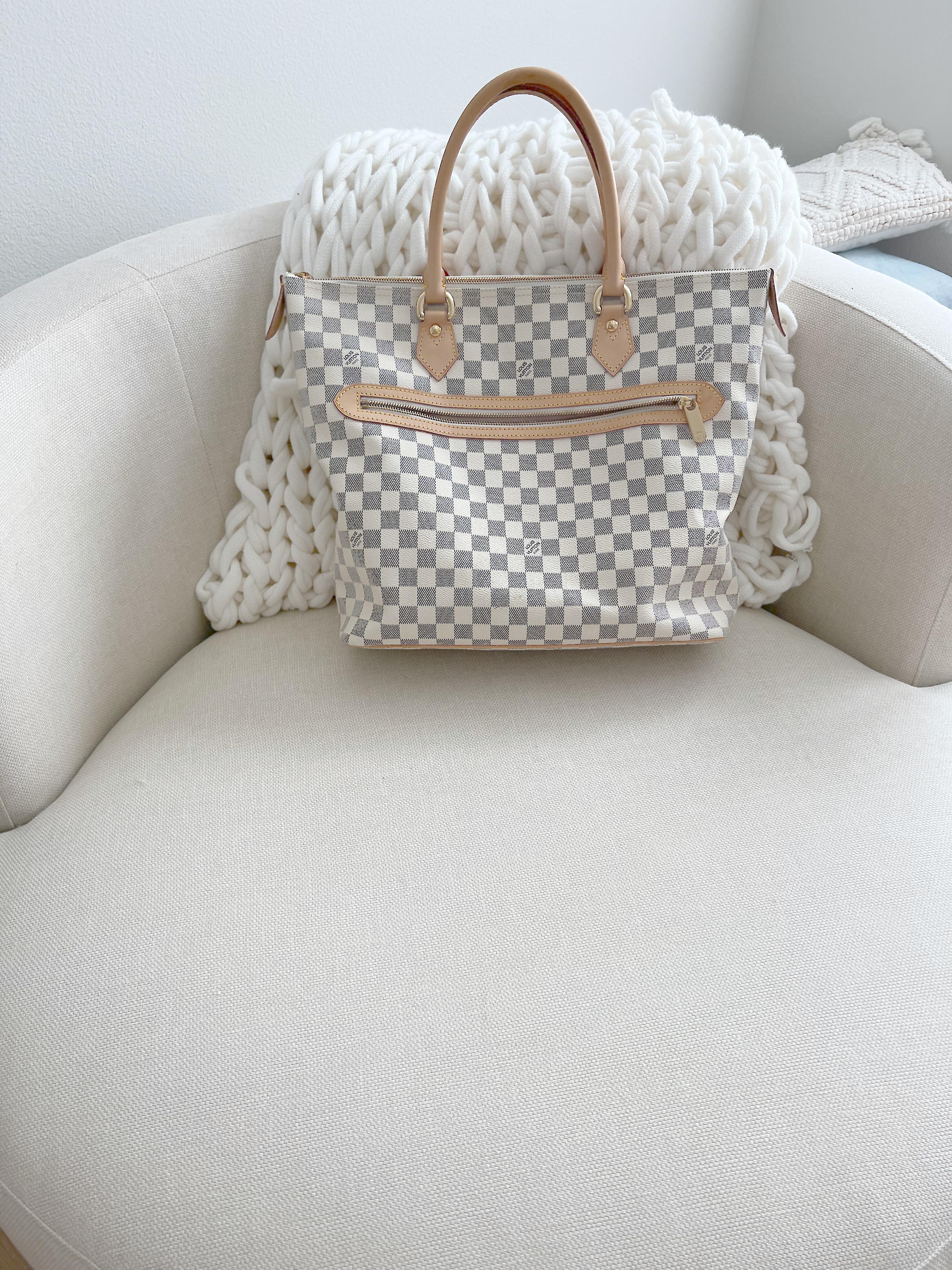 あなたのLVバッグに巻いてあるツイリーのスカーフを見せてもらえますか