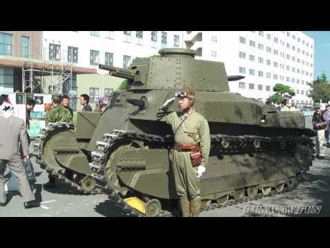 89式中戦車展示＞日本兵現る！武器学校・土浦駐屯地記念式典 - YouTube