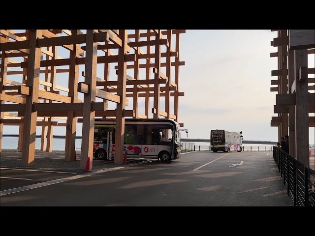 大阪・関西万博 大屋根リングの下を走る電気バス「e Mover」 A bus