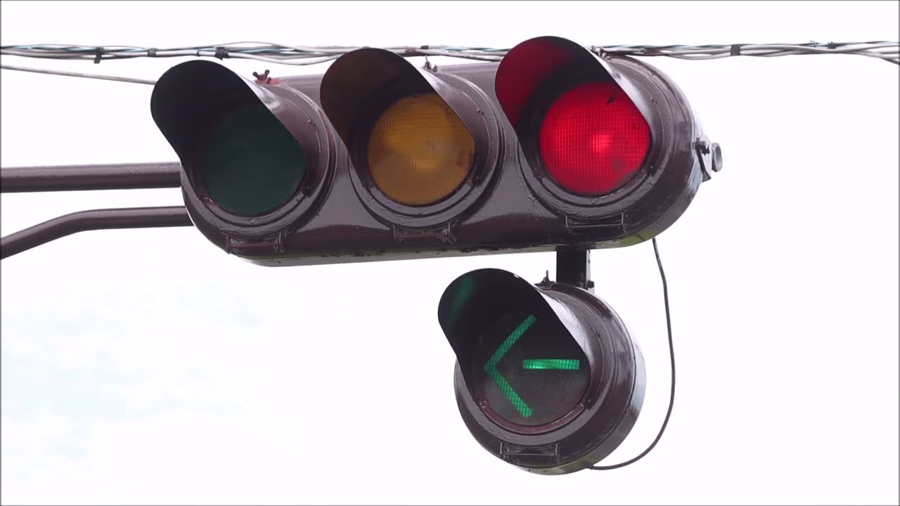 激レア・変則矢印】丸い矢印！宇宙人矢印の古い信号機 - YouTube