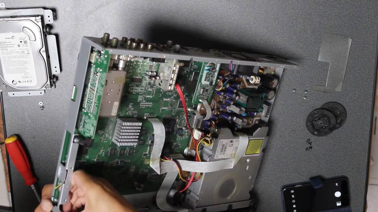 東芝DVDレコーダー RD-S303 分解 ハードディスク ドライブ取り外し