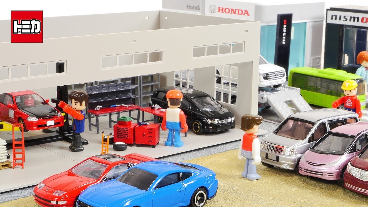 Famous minivans all gathered in the maintenance yard! Tomica
