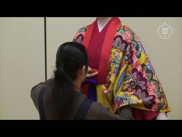 日本・沖縄（琉球古典舞踊) 女性の着付け - YouTube