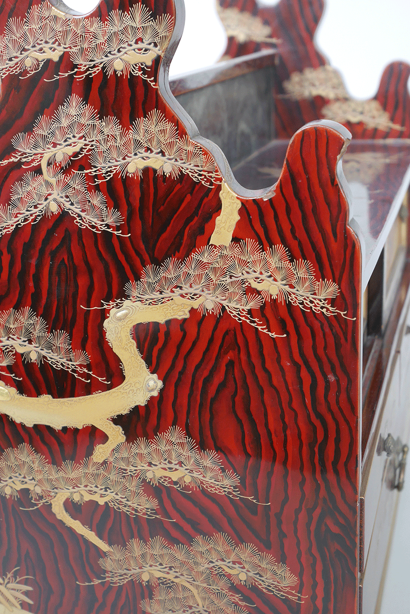 蓬莱山図蒔絵小箪笥付三本掛刀掛Sword Rack with crane and lucky