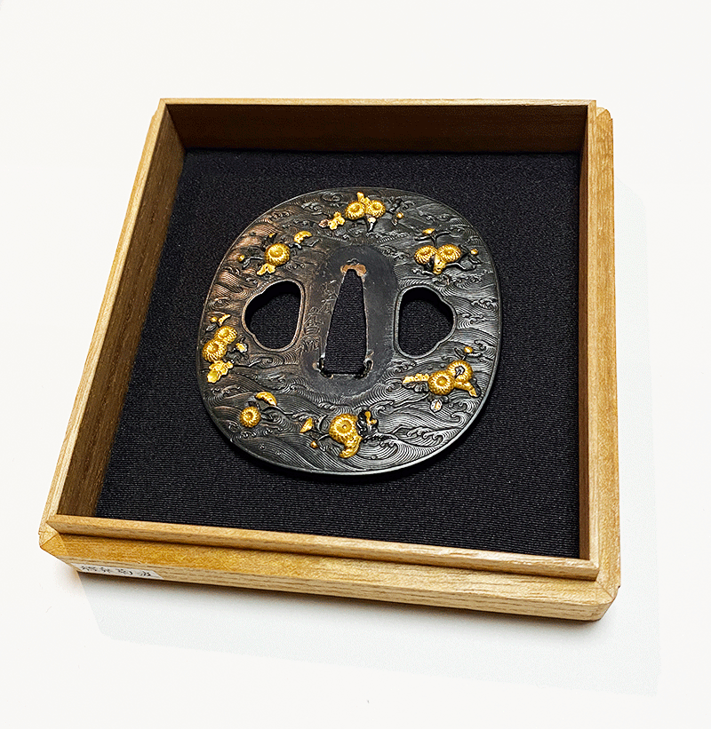 菊水図鐔 銘 後藤光昌（花押）Tsuba design of Chrysanthemum Made by