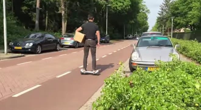 セグウェイの欠点を解消！ ― ハンドルの無いスケボータイプの「Oxboard