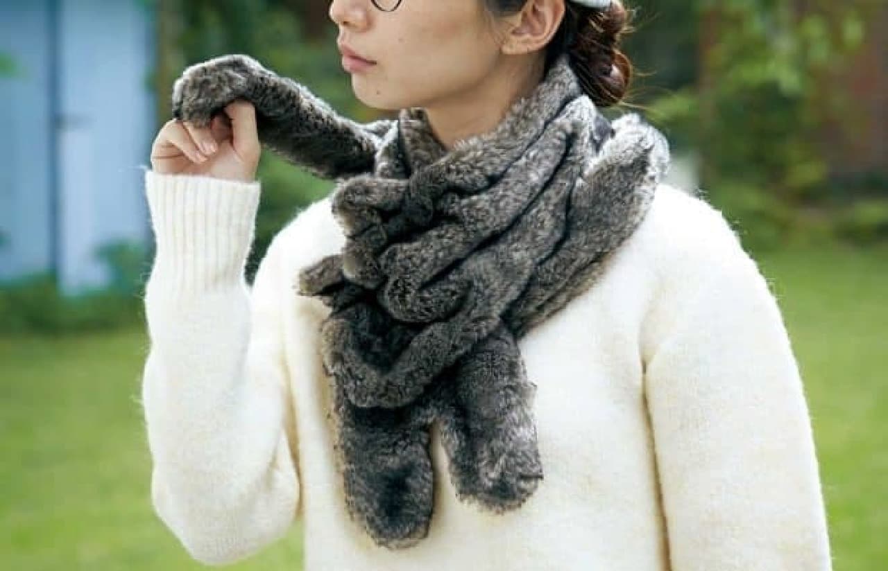 寒い日は、ネコを首に巻いて ― フェイクファーのマフラー「猫たんぽ