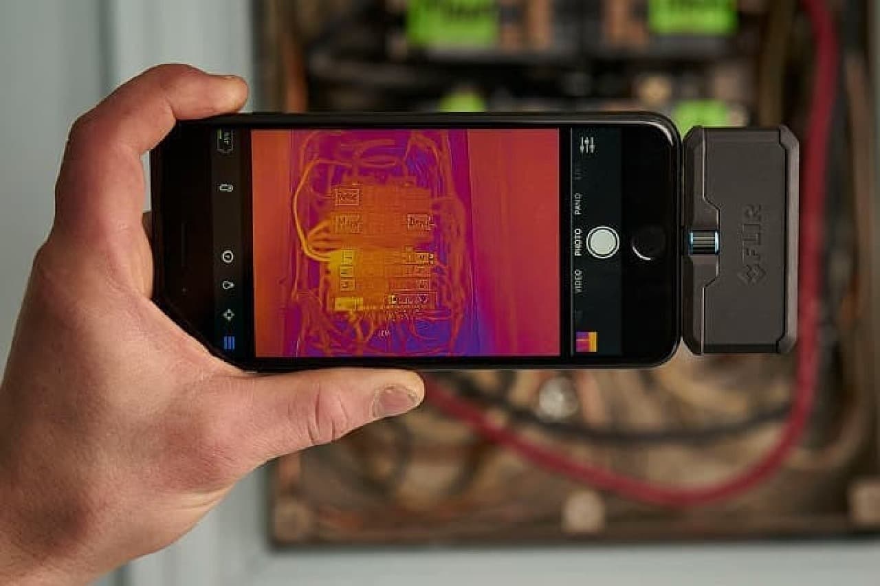プレデターとも戦える？iPhoneを赤外線カメラにする「FLIR ONE」新