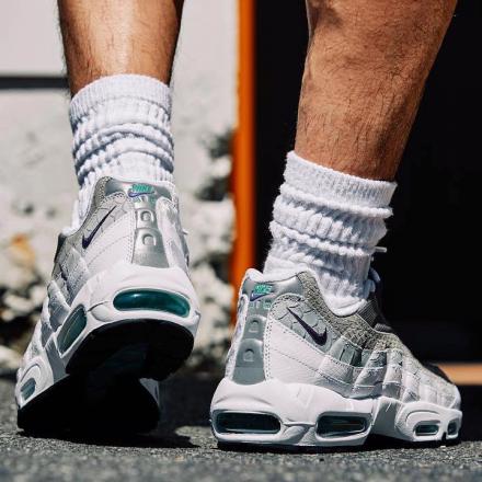 国内販売開始/8月10日発売予定】ナイキ エアマックス 95 LV8 ホワイト