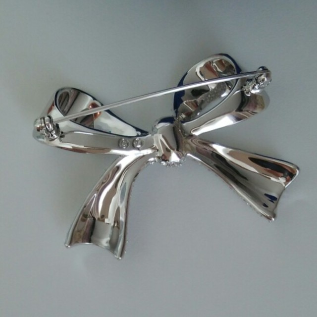 SWAROVSKI - KURI☆様専用商品 スワロフスキー ブローチ リボンの通販