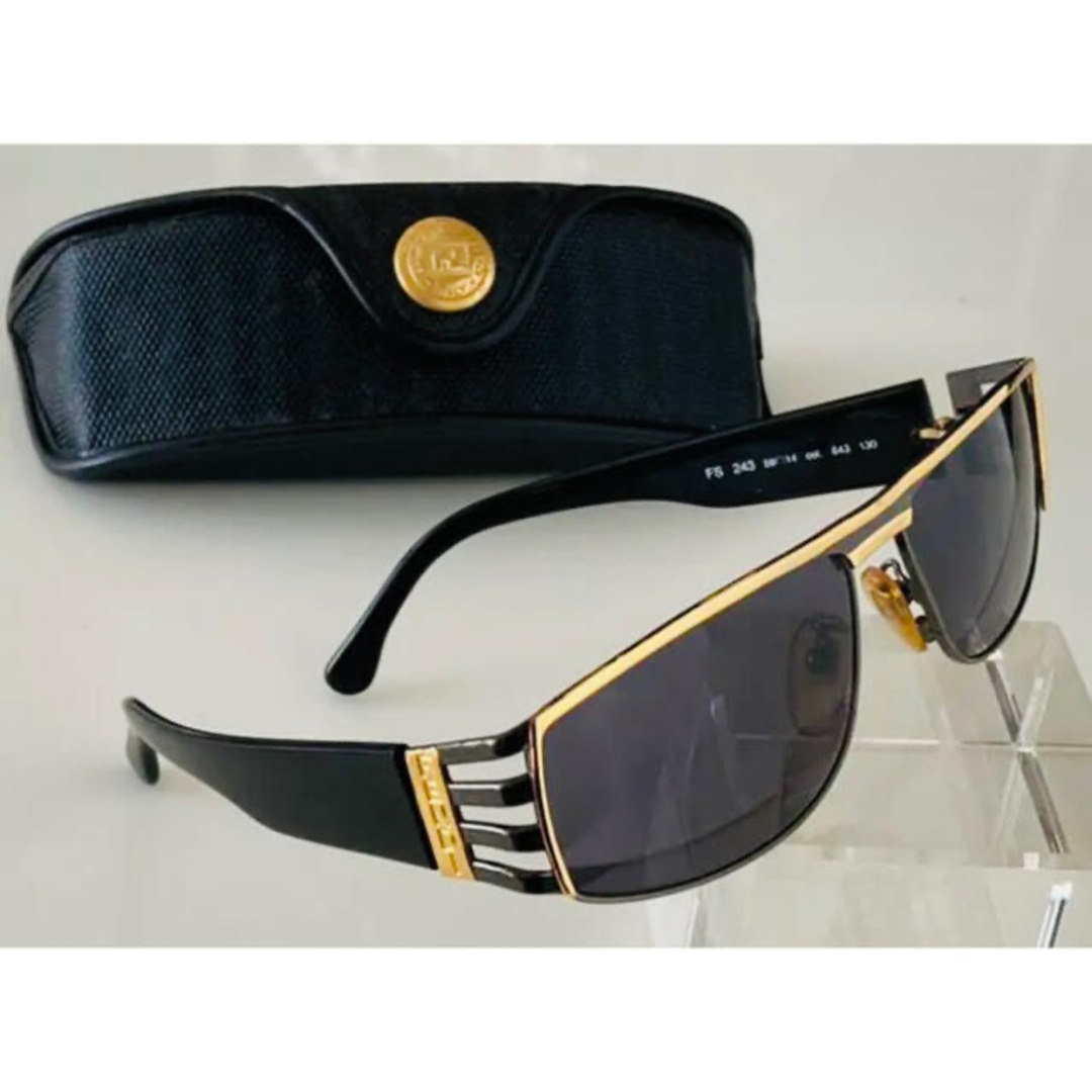 ◇ FENDI ゴールドフレームにFENDI文字 サングラスの通販 by クマ's