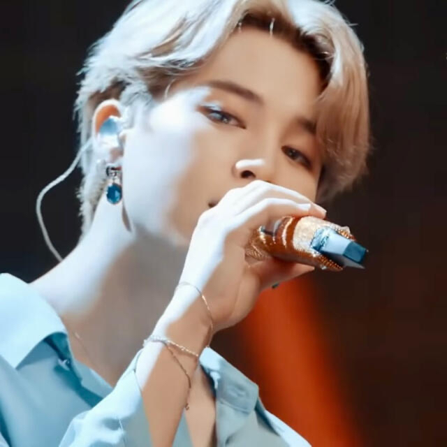 GUCCI - GUCCI ブルークリスタルピアス ジミン着用 両耳の通販 by