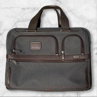 TUMI（ビジネスバッグ ・ グレー/灰色系）のフリマアイテム一覧