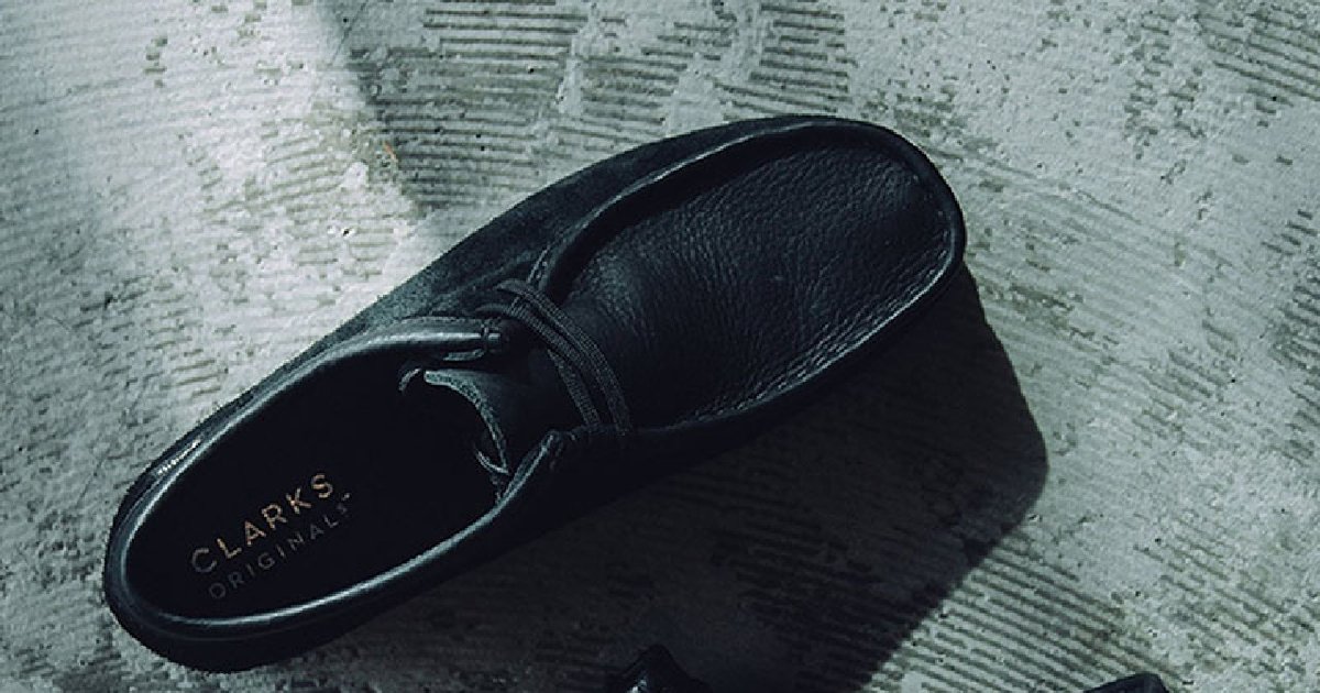 大人のクラークス】史上初の異素材コンビ。オール黒の別注「ワラビー