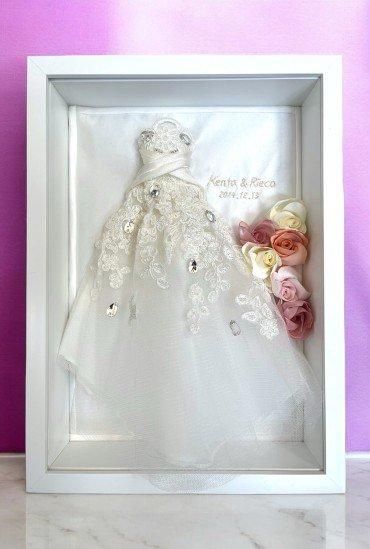 ミニチュアウエディングドレスをネーム刺繍とインテリアフレームにお