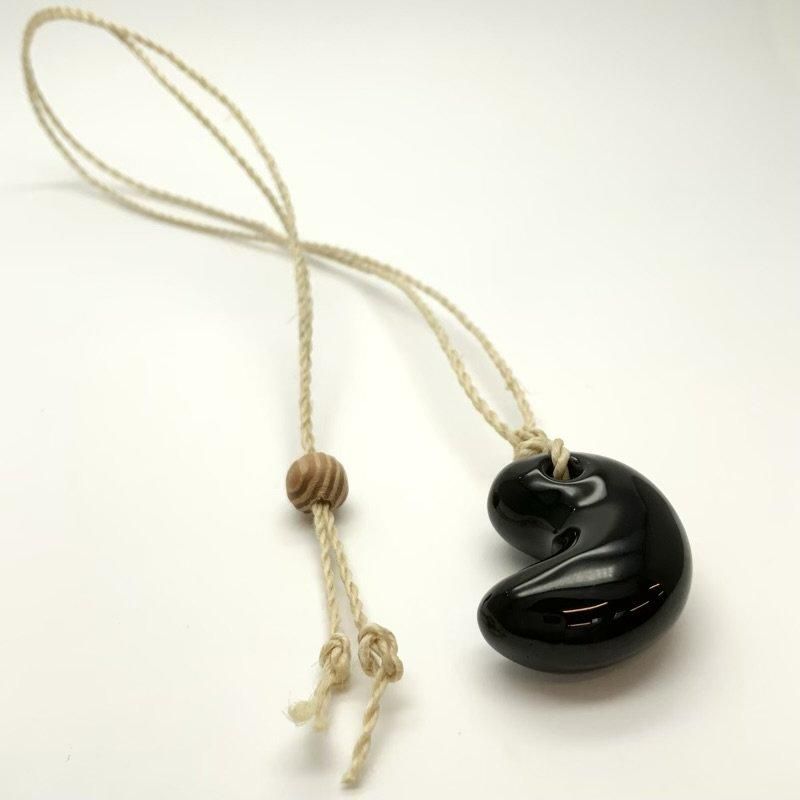 隠岐の島産黒曜石 勾玉 大麻紐ペンダント 】 国産 島根県 隠岐黒曜石