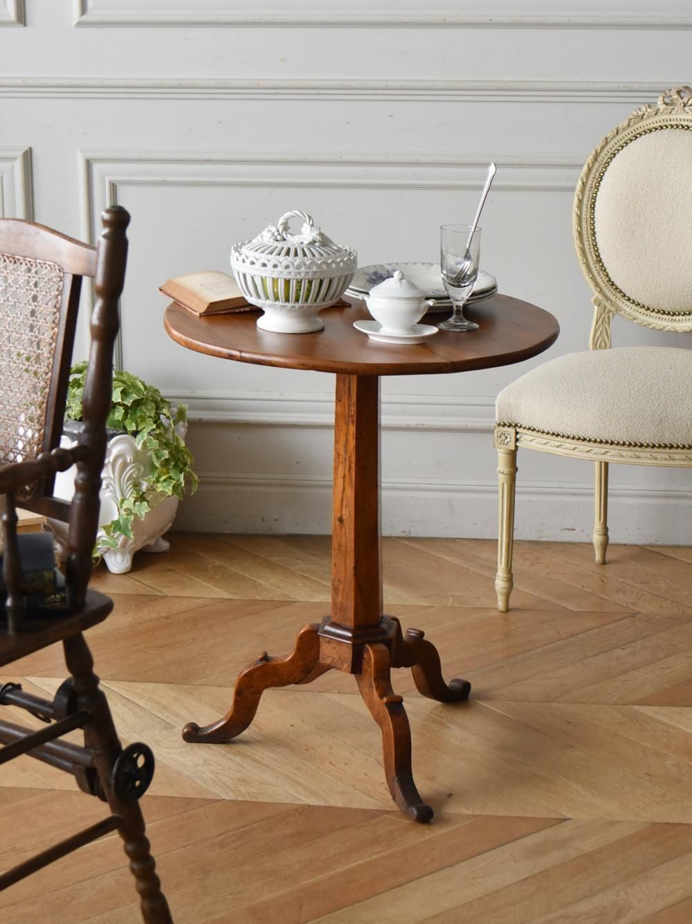 アンティークラウンドテーブル.2 フレンチテーブル サイドテーブル 3本脚