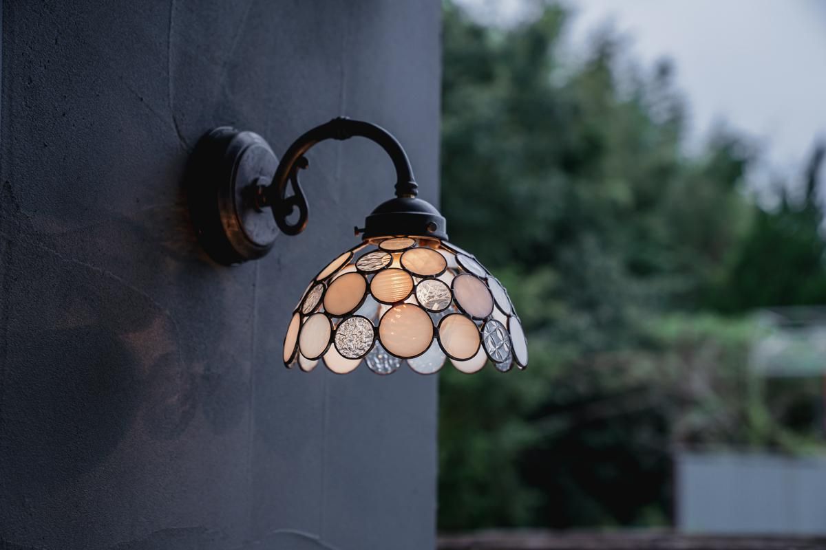 作家が手掛けたオリジナルのステンドグラスランプ・ライト・照明を使っ