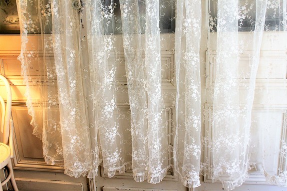 ホワイトフラワーの花束の清楚な白刺繍、フランスレースのフェミニンな