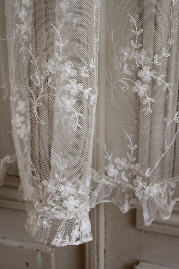 ホワイトフラワーの花束の清楚な白刺繍、フランスレースのフェミニンな