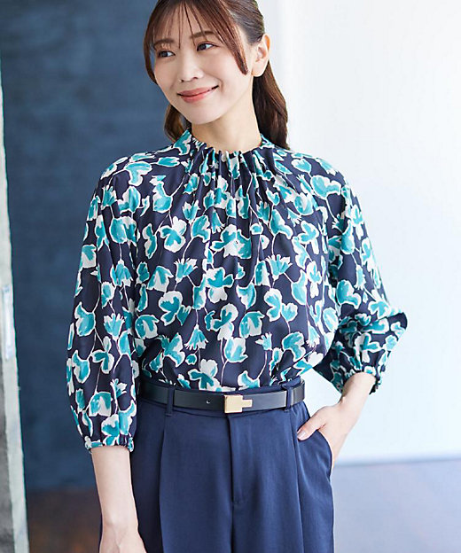 ジャケットのインナーにおすすめ◎】花柄タックデザインブブラウス