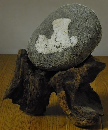 緋山酔恭「山水石美術館」 全国の水石・美石を紹介 『遠山石Ⅱ』 (川石)