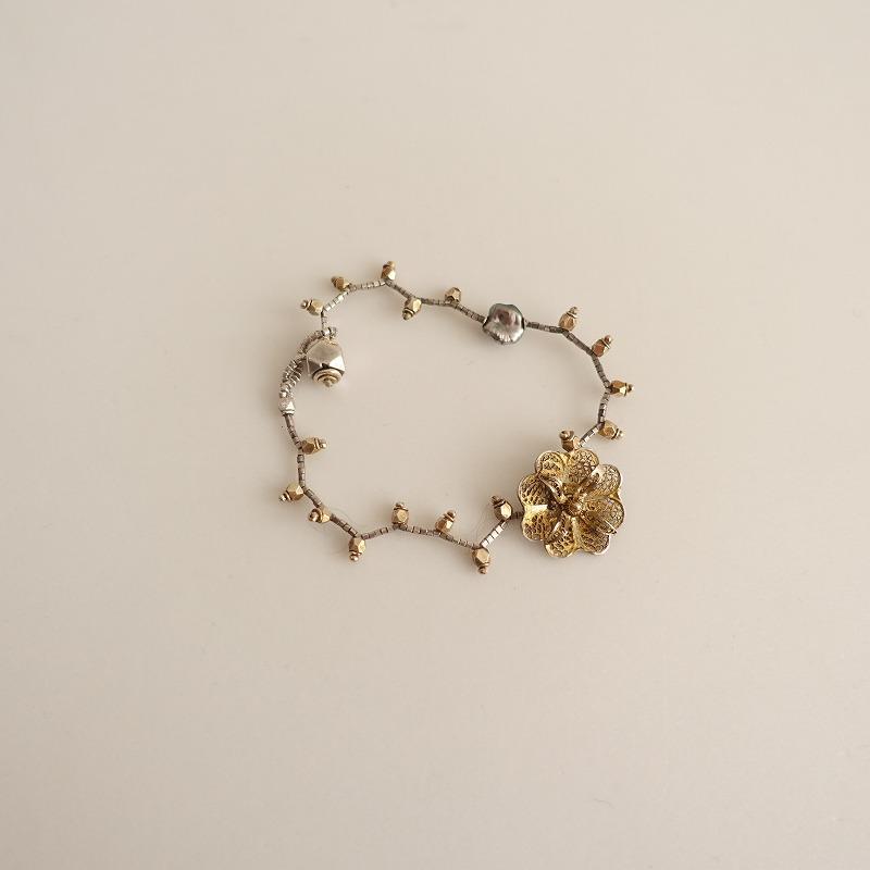 サムロ samlo *フラワーモチーフ ビーズブレスレット*銀シルバー