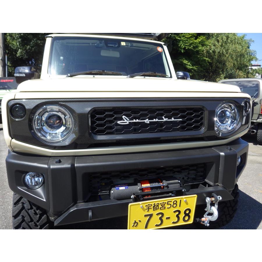 ジムニー JB64 JB74 カーボン調 フロントグリル 筆記体エンブレム
