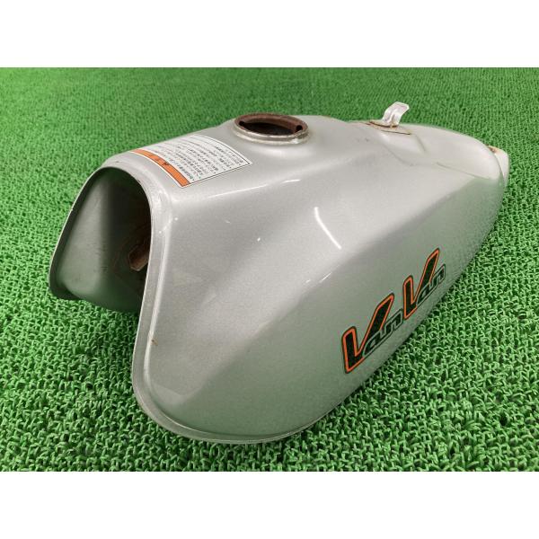 スズキ（SUZUKI） バンバン200 タンク 銀 純正 中古 バイク 部品 NH41A