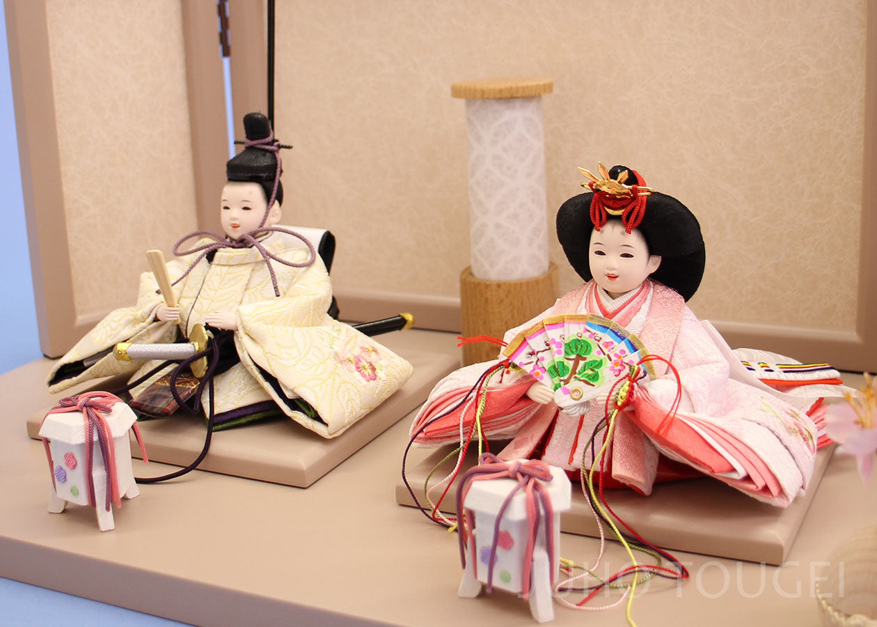 雛人形 平飾り 幅40cm｜まめびな モカベージュ 親王飾り – 寿鳳人形の東芸