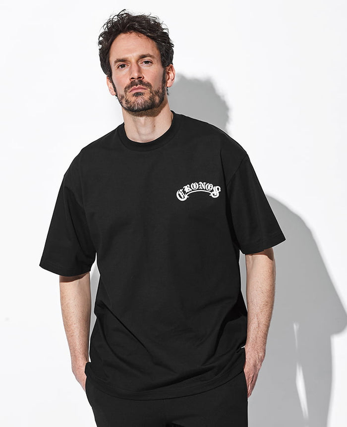 クロノス アーチ ブラックレター オーバーサイズ Tシャツ – 買えるLEON