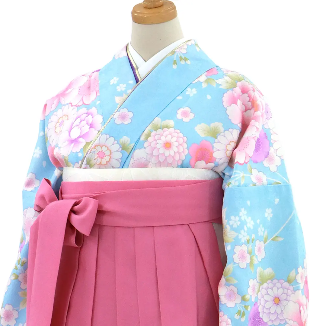 水色地に花尽くし・ピンク袴（刺繍） （二尺袖）／卒業式 | 宅配着物