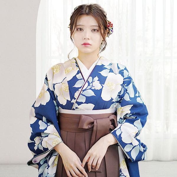 卒業式袴レンタル／紺地に白椿・茶色袴（無地） （二尺袖）／卒業式