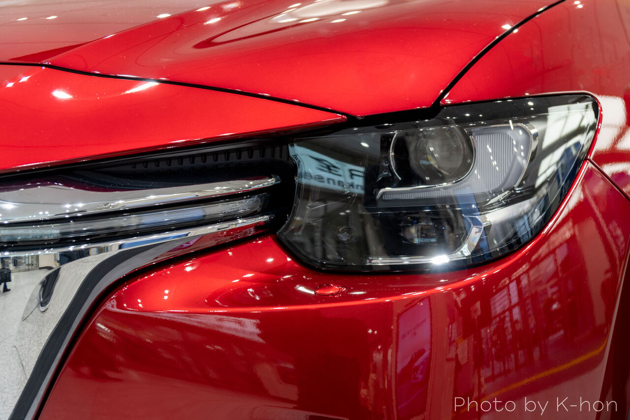 CX-60の「LEDヘッドライト」を分解して解説している様子 | K-BLOG NEXT