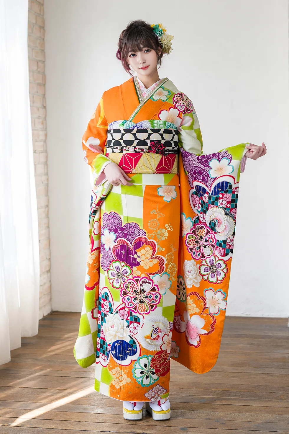 振袖 黒とオレンジ 松と花模様 帯付き 特別ファッション - 振袖 黒と