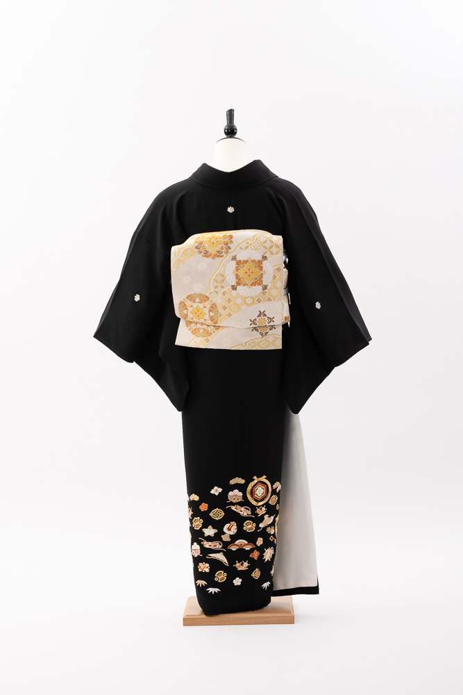 高級黒留袖レンタル】t-607 宝尽くし総刺繍 Mサイズ 総刺繍・宝尽くし