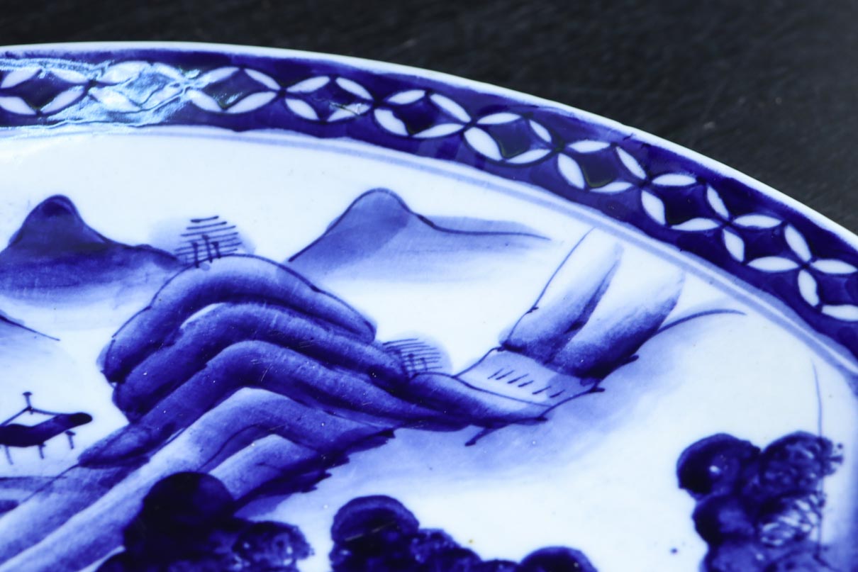 深みのある藍色の染付で山水図を描いた古伊万里焼の大皿 DC8930 – 古福