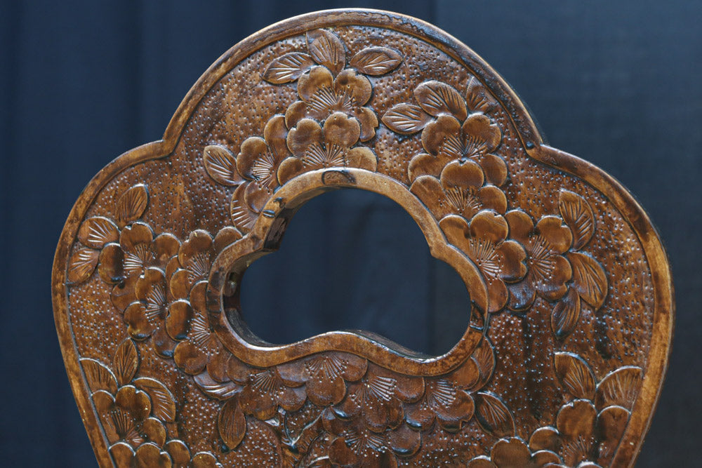 軽井沢彫の桜彫刻が華を添える猫脚で優美なイス DC8640 – 古福庵