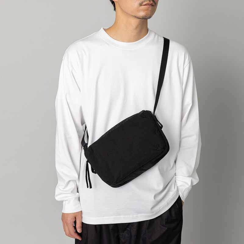 ふかふか塩縮ナイロン ショルダーバッグ 黒 – kuros.style