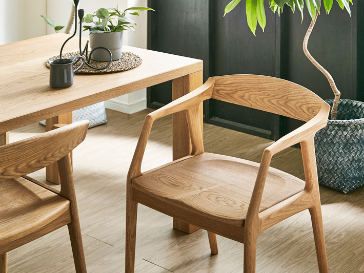 リネア（肘置き付） 座面が広くゆったり座れる天然木・無垢のチェア