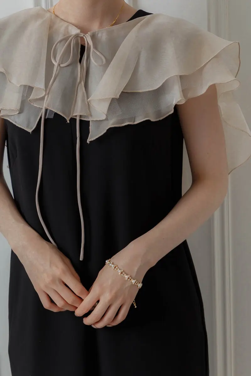 ベージュブラックのグロッシーラッフル付きドレス | ANDRESD | M