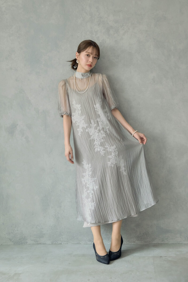 グレイッシュベージュのバックリボンシアーオーガンジードレス | J by