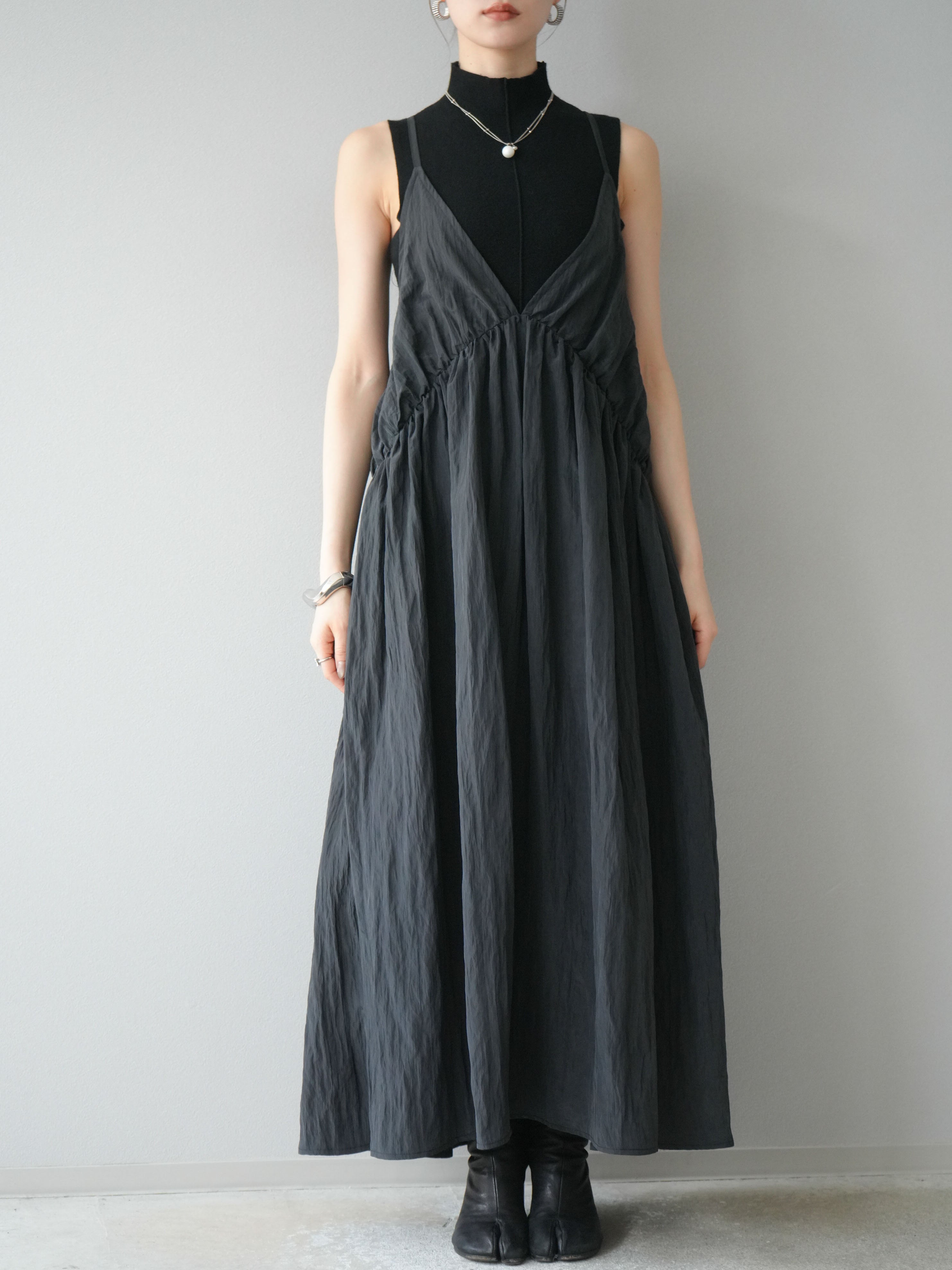 予約]シボ加工シャイニーキャミワンピース/ブラック – Lumier