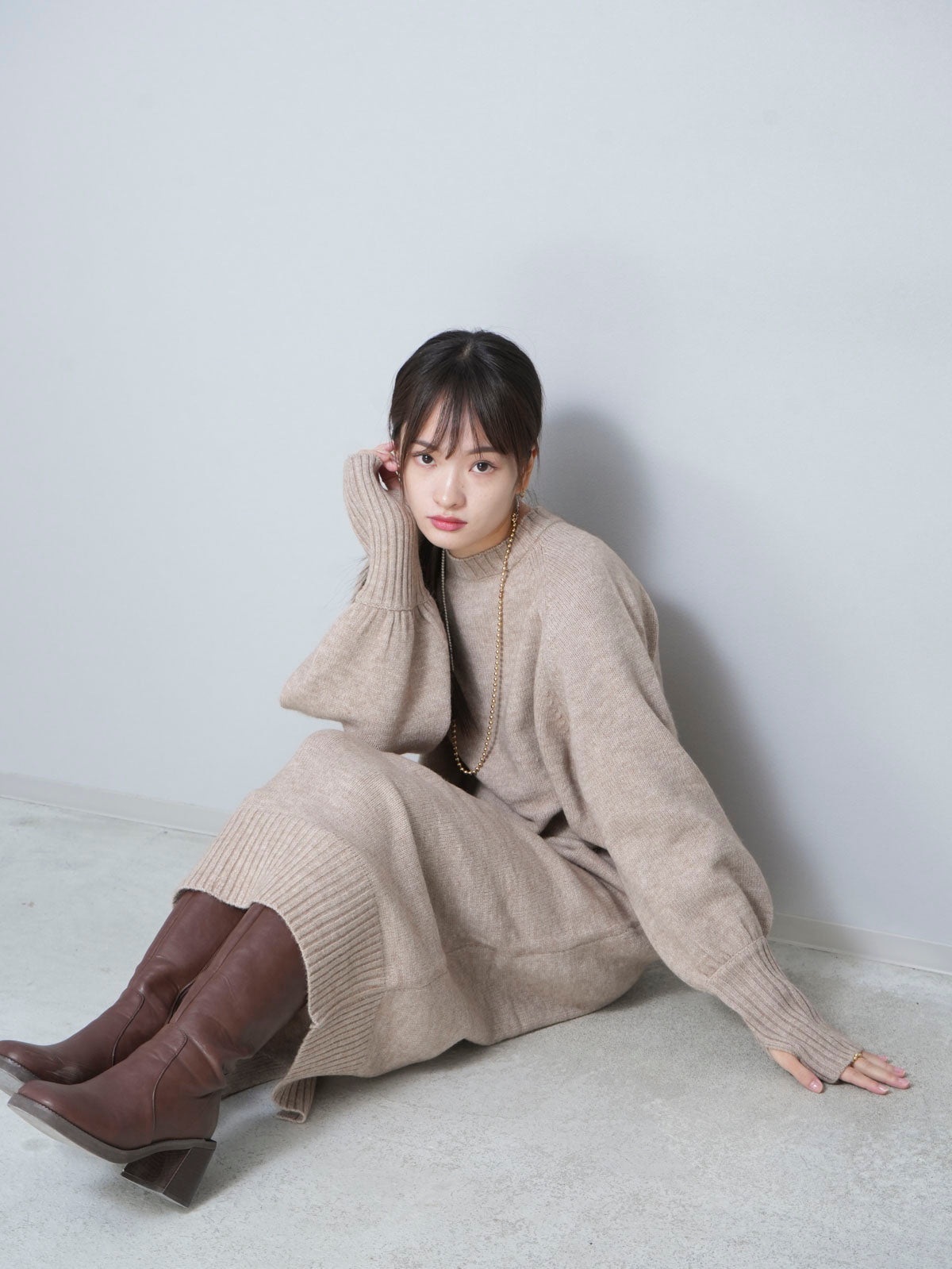 予約]フィンガーホールルーズニットワンピース/ベージュ – Lumier