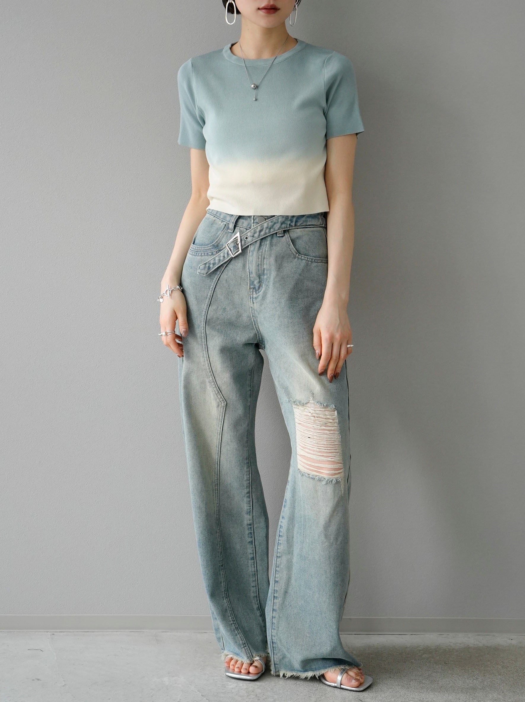 予約]ベルトアシンメトリーダメージデニム/ ライトブルー – Lumier