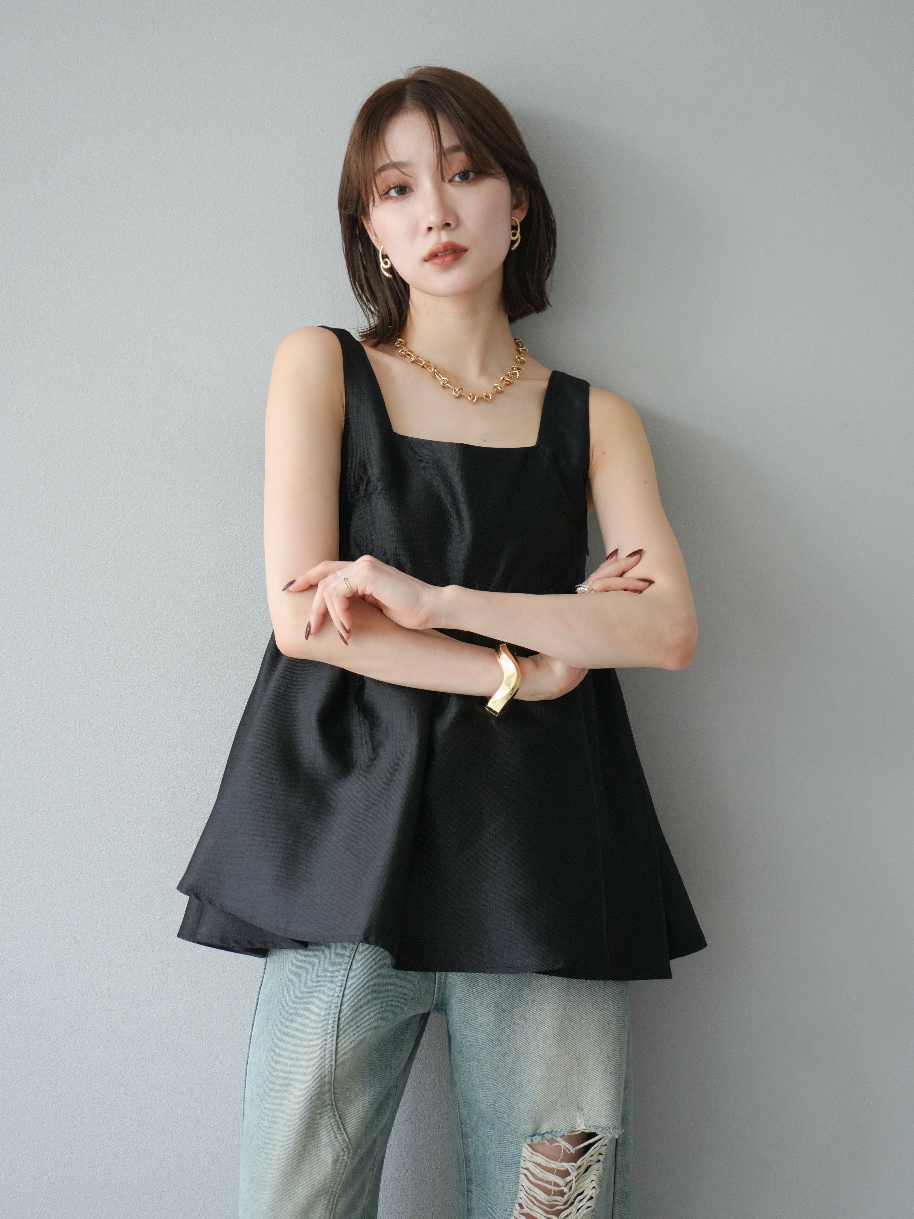 予約]サテンフレアノースリーブトップス/ブラック – Lumier